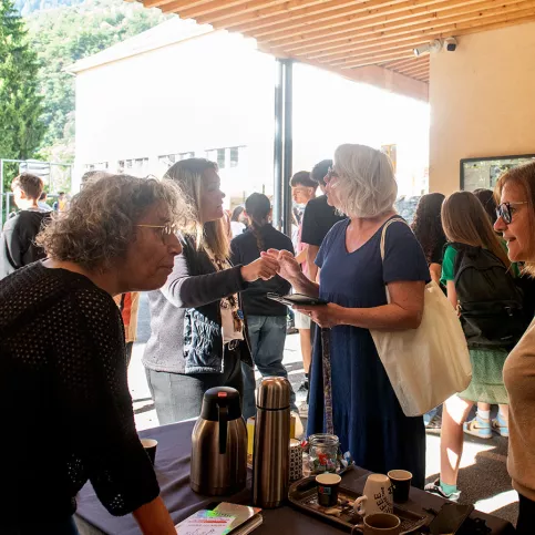 Collège St Paul - Dispositif "Hors les murs" , "café des parents" avec les éducatrices spécialisées Sylvia Doche (à gauche en discussion avec une maman), Céline Garin et Corine Chaix 