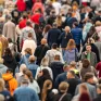 Une foule de personnes marchant dans la rue 